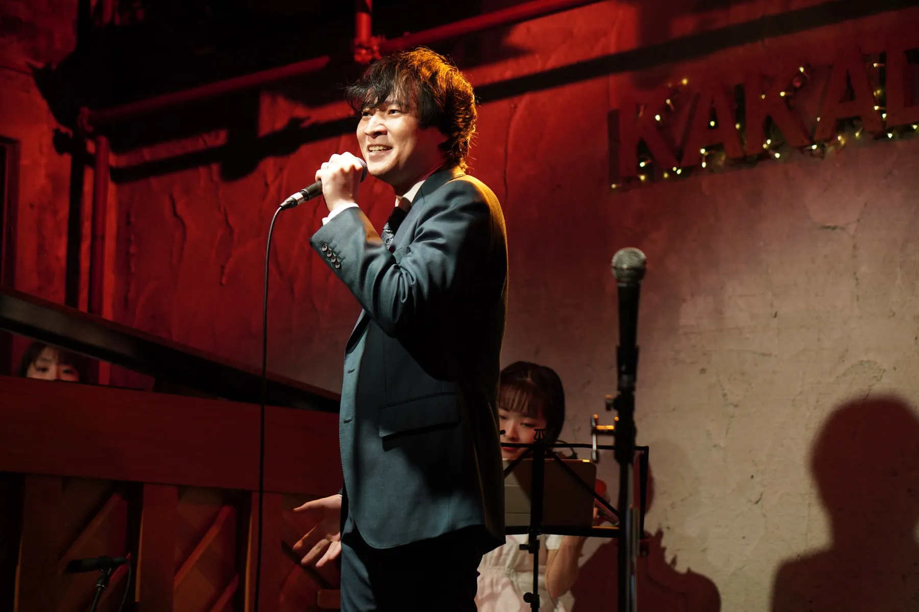 ソロコンサートで歌う山﨑聡一郎