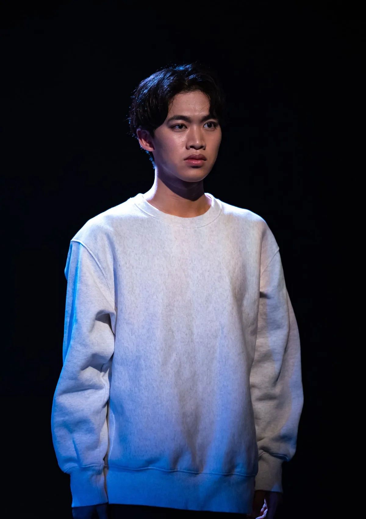 音楽劇『雨夜の月』青い光に縁取られた出演者