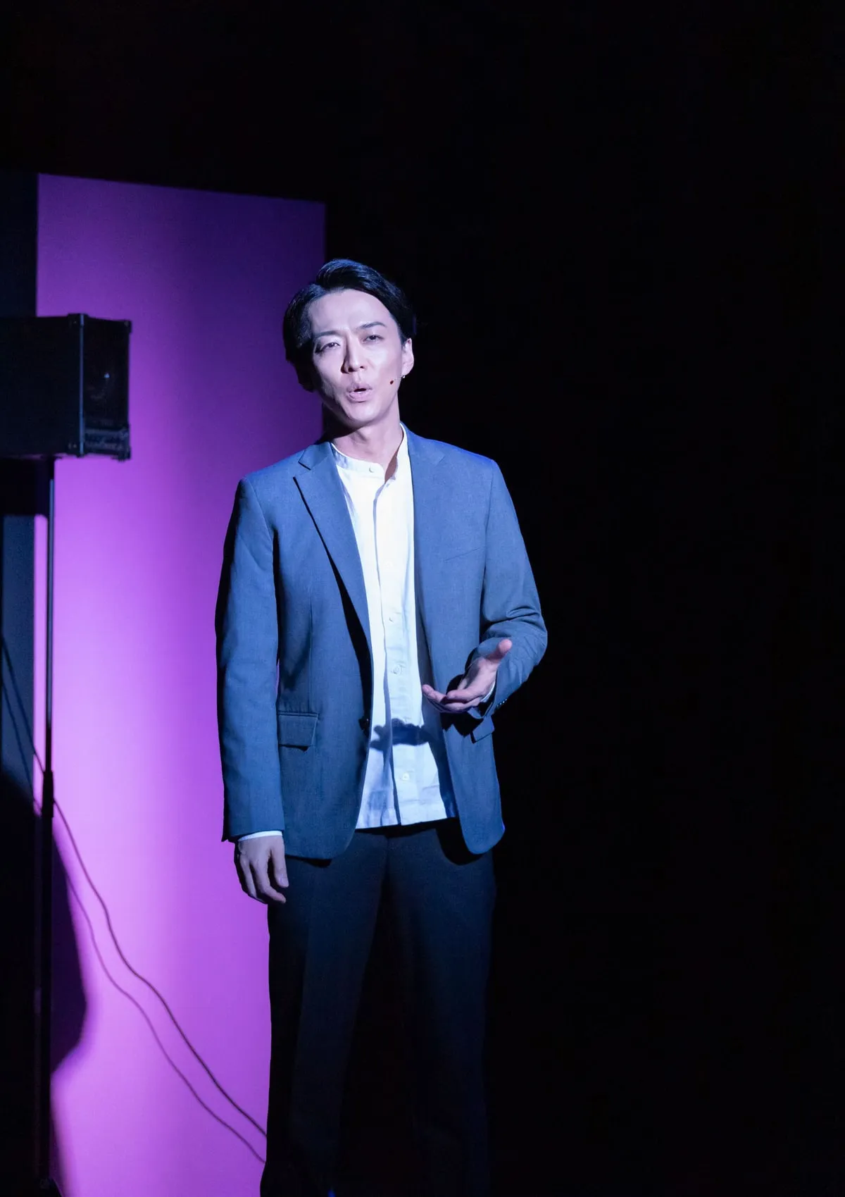ミュージカル『未完夜半月歌』紫の光を背に歌う出演者