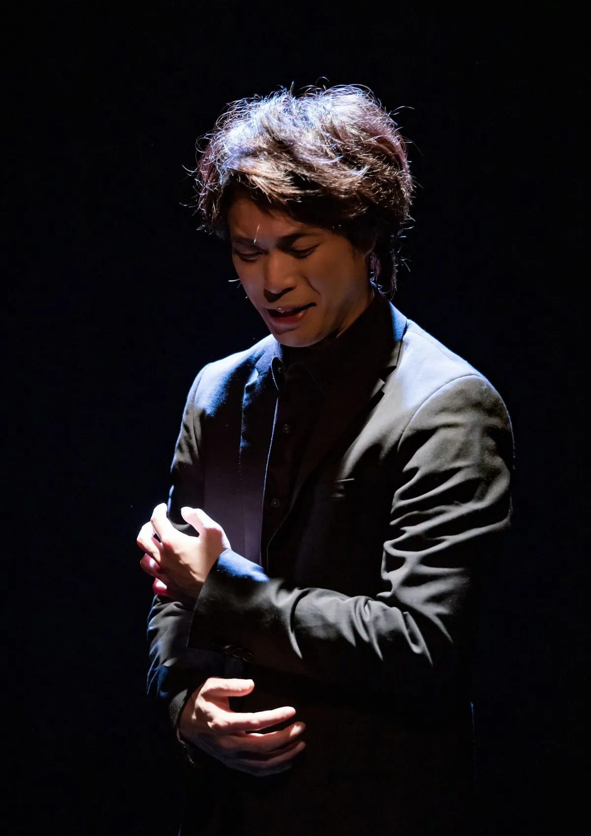 音楽劇『雨夜の月』暗闇に立つ黒い衣装の出演者