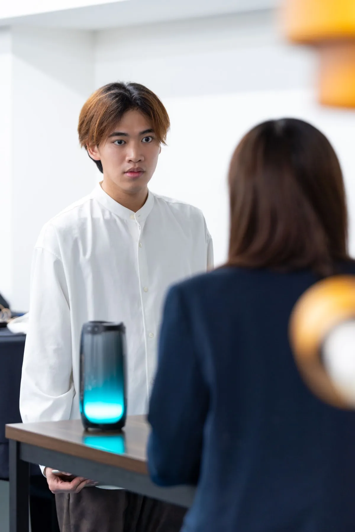 ミュージカル『AI-WRI-EN』向き合って言葉を交わす出演者
