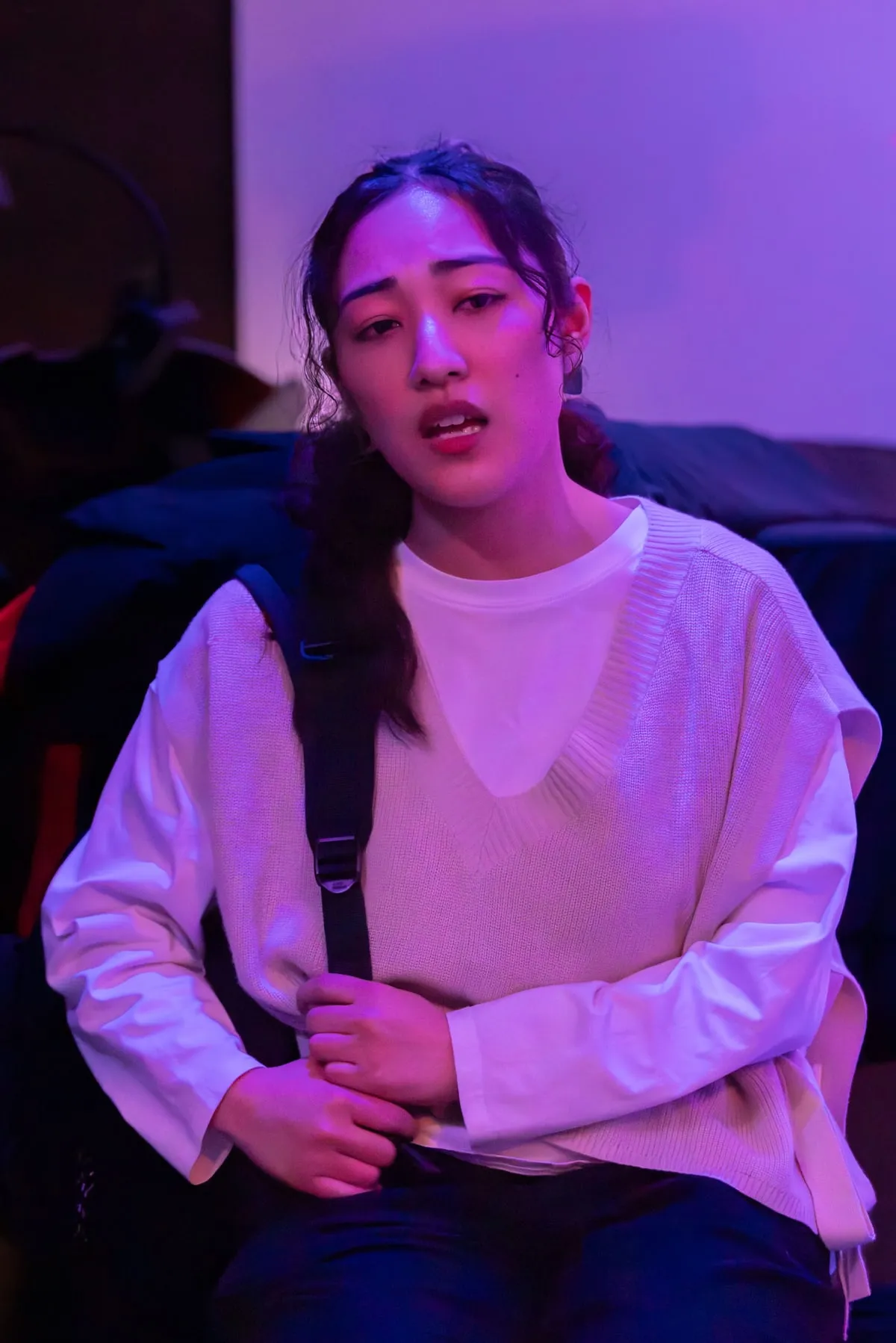 ミュージカル『100年時代』紫の照明のなかで胸に手を当てる出演者