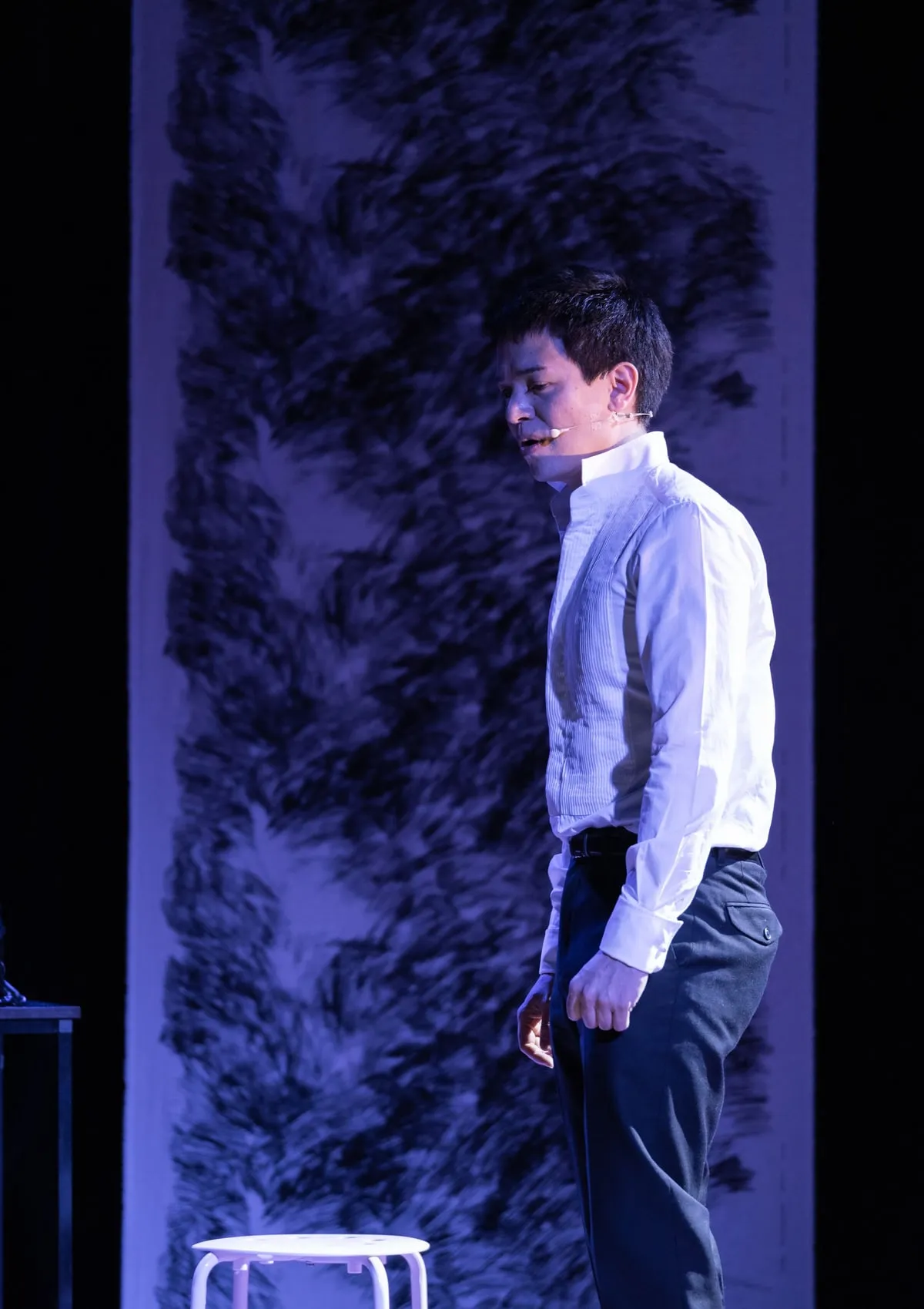 ミュージカル『未完夜半月歌』水墨の背景の前に立つ出演者